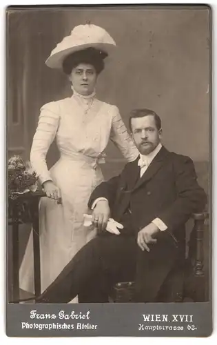 Fotografie Franz Gabriel, Wien, Hauptstrasse 63, Portrait bürgerliches Paar in eleganter Kleidung