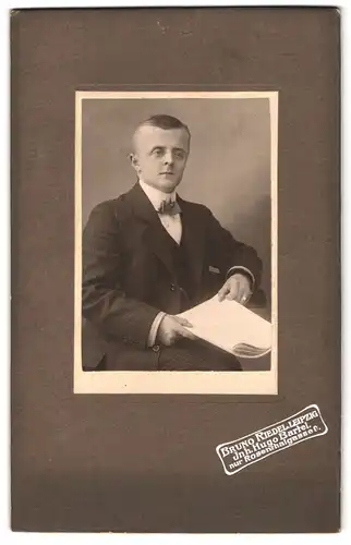 Fotografie Bruno Riedel, Leipzig, Rosenthalgasse, Portrait junger Herr im Anzug mit Zeitung