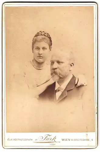 Fotografie v. Türk, Wien, Breitegasse 4, Portrait bürgerliches Paar in modischer Kleidung