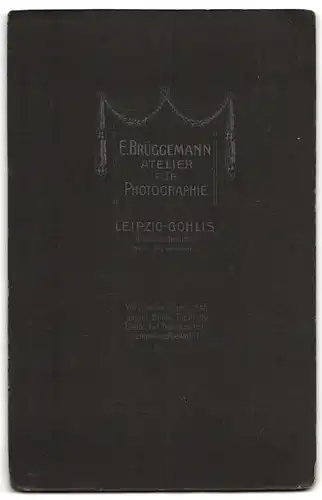 Fotografie E. Brüggemann, Leipzig-Gohlis, Breitenfelderstrasse 99, Portrait zwei modisch gekleideter Mädchen mit Puppe