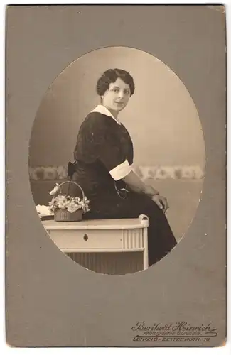 Fotografie Berthold Heinrich, Leipzig, Zeitzerstrasse 16, Portrait junge Dame in modischer Kleidung