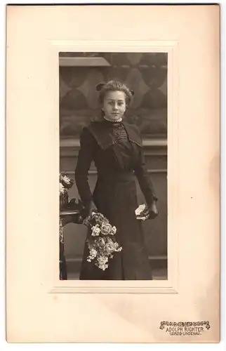 Fotografie Adolph Richter, Leipzig-Lindenau, Merseburger Strasse 61, Portrait junge Dame im Kleid mit Blumenstrauss