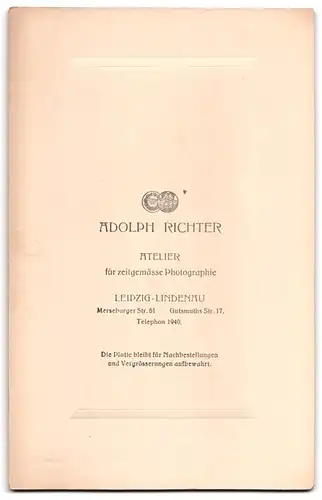 Fotografie Adolph Richter, Leipzig-Lindenau, Merseburger Strasse 61, Portrait junge Dame im Kleid mit Blumenstrauss