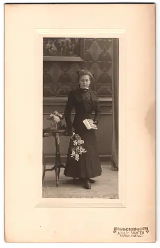 Fotografie Adolph Richter, Leipzig-Lindenau, Merseburger Strasse 61, Portrait junge Dame im Kleid mit Blumenstrauss