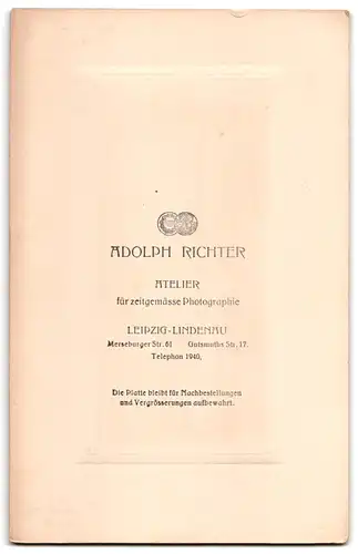 Fotografie Adolph Richter, Leipzig-Lindenau, Merseburger Strasse 61, Portrait junge Dame im Kleid mit Blumenstrauss