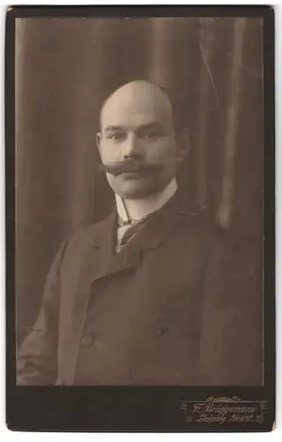 Fotografie Friedr. Brüggemann, Leipzig-Neustadt, Eisenbahnstrasse1, Portrait modisch gekleideter Herr mit Schnauzbart