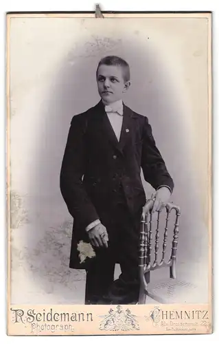 Fotografie R. Seidemann, Chemnitz, Alte Dresdenerstrasse 22, Portrait junger Herr im Anzug mit Fliege