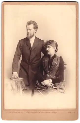 Fotografie J. C. Schaarwächter, Berlin-W, 130, Leipziger-Strasse, 130, Portrait bürgerliches Paar in modischer Kleidung