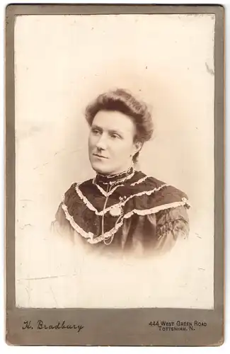 Fotografie H. Bradbury, Tottenham-N, 444, West Green Road, Portrait junge Dame in hübscher Kleidung