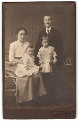 Fotografie Hermann Dietrich, Leipzig, Wurznerstrasse 7, Junge Familie mit zwei Kindern