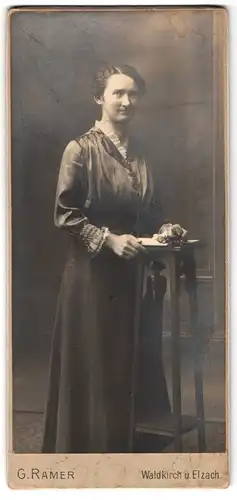 Fotografie G. Ramer, Waldkirch, Dame in hochgeschlossenem Kleid
