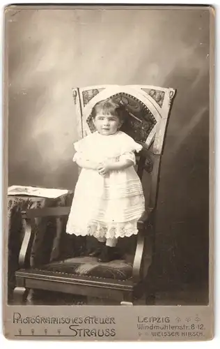 Fotografie Atelier Strauss, Leipzig, Windmühlenstr. 8-12, Kleinkind auf Stuhl stehend