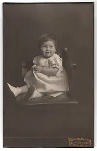 Fotografie E. Schultheiss, Gernsbach, kleines Mädchen im weissen Kleid