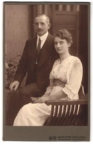 Fotografie Adolph Richter, Leipzig, Merseburgerstr. 61, Ehepaar in edler Kleidung