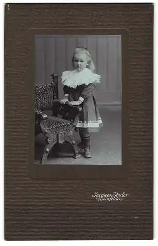 Fotografie Jaques Studer, Weinfelden, Junges Mädchen im gepunkteten Kleid