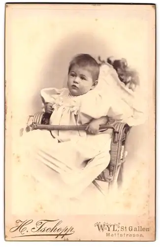 Fotografie H. Tschopp, Wyl, Mattstrasse, Kleidkind auf Stuhl sitzend