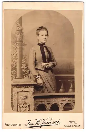 Fotografie Jos. H. Vanoni, Wyl, Obere Mühle. Frau im taillierten Kleid