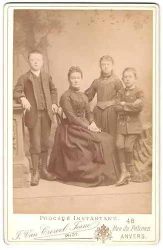 Fotografie J. Van Crewel Jeune, Anvers, 48 Rue du Pélican, Mutter mit ihren Kindern