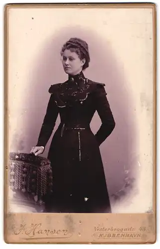 Fotografie F. Hansen, Kjobenhavn, Vesterbrogade 43, Junge Frau in hochgeschlossenem Kleid