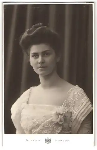 Fotografie Fritz Weber, Nürnberg, Spittlerthorgraben 45, Frau im Kleid mit Spitze und Hochsteckfrisur