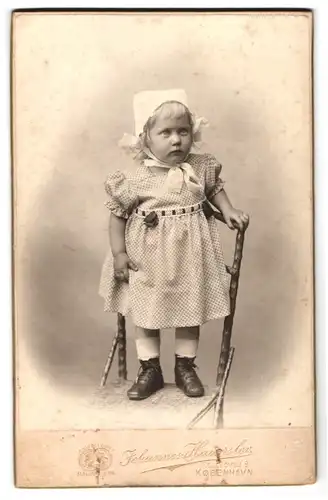 Fotografie Johannes Hauerslev, Kobenhavn, Faelledvej 9, Niedliches Mädchen mit weisser Mütze