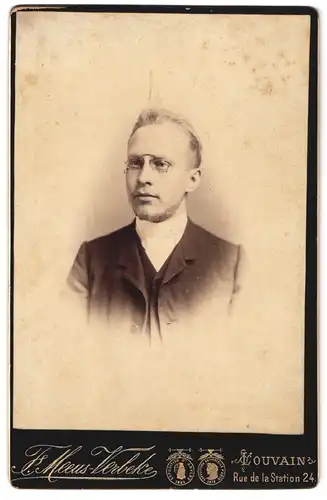 Fotografie F. Meeus Verbeke, Louvain, Rue de la Station 24, eleganter Herr mit Zwicker