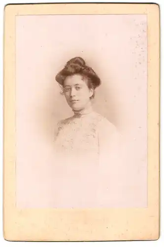 Fotografie Fotograf und Ort unbekannt, Junge Frau mit hochgestecktem Haar