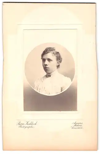 Fotografie Pierre Koekkoek, Anvers, junge Frau mit Halsbrosche