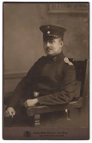 Fotografie Erich Scheithauer, Zwickau i. S., Innere Plauensche Str. 20, Soldat in Uniform mit Gürtel und Schirmmütze