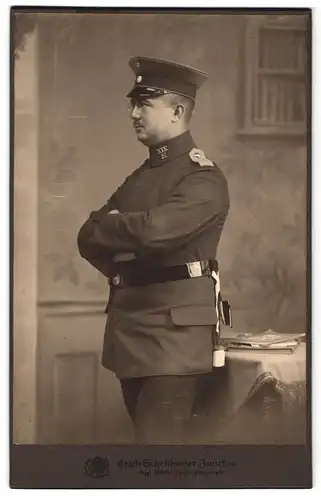 Fotografie Erich Scheithauer, Zwickau i. S., Innere Plauensche Str. 20, Soldat in Uniform mit verschränkten Armen