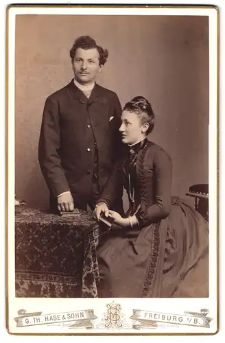 Fotografie G. Th. Hase & Sohn, Freiburg i.B., Karlsplatz 4, junges Paar mit Büchlein