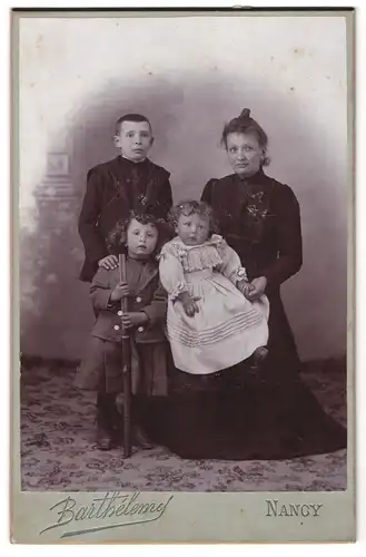 Fotografie Barthélemy, Nancy, Mutter mit ihren drei Kindern und einer Flinte
