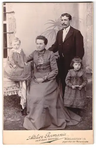 Fotografie Richard Schneider, Mühlhausen, Familie mit zwei kleinen Mädchen