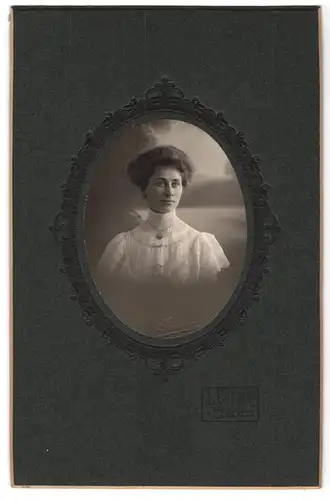 Fotografie L. Prigam, Genf, junge Dame mit hochgestecktem Haar und weissem Kleid