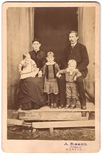 Fotografie A. Resch, München, sitzende Familie vor Hauseingang