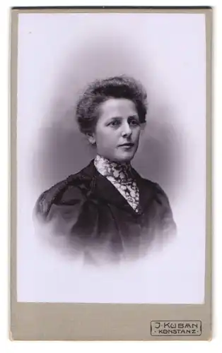 Fotografie J. Kuban, Konstanz, Hussenstrasse 26a, Portrait Dame im Kleid mit toupierten Haaren