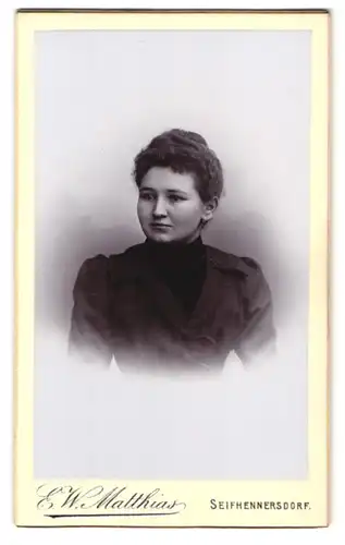 Fotografie E.W. Matthias, Seifhennersdorf / Sachsen, Portrait junge brünette Dame