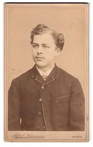 Fotografie Alfred Naumann, Leipzig, Dorotheenstr., Portrait junger Mann bürgerlich gekleidet