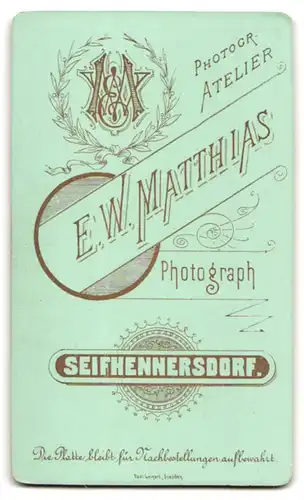 Fotografie E.W. Matthias, Seifhennersdorf / Sachsen, Portrait junge Brünette im Sonntagskleid