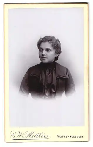 Fotografie E.W. Matthias, Seifhennersdorf / Sachsen, Portrait brünettes Mädchen