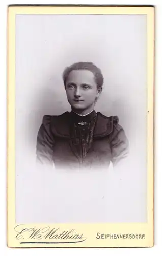 Fotografie E.W. Matthias, Seifhennersdorf / Sachsen, Portrait Mädchen mit Brosche