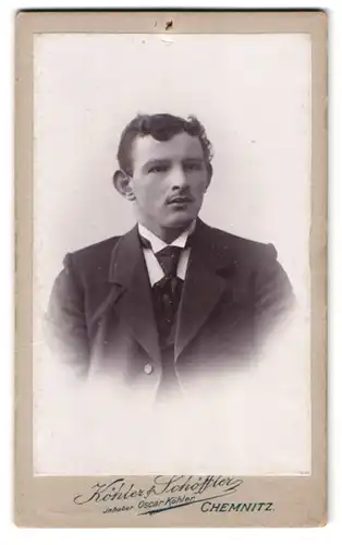 Fotografie Köhler & Schöffler, Chemnitz, Johannisplatz 16, Portrait Bursche im Anzug