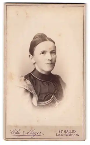 Fotografie Chr. Meyer, St. Gallen, Linsenbühlstr. 84, Portrait Dame mit Dutt im Festtagskleid