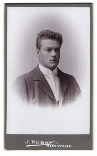 Fotografie J. Kuban, Konstanz, Hussenstrasse, Portrait junger Mann modisch gekleidet
