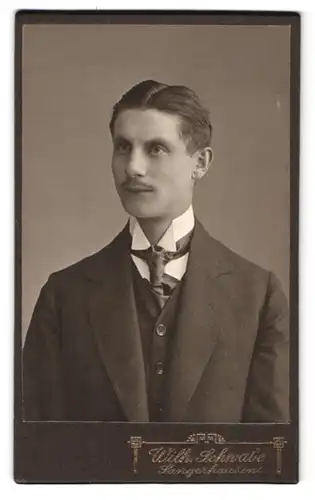 Fotografie Wilh. Schwabe, Sangerhausen, junger Herr mit Mittelscheitel