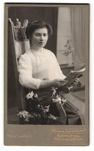 Fotografie Friedr. Schneider, Mühlhausen i. Th., Friedrich-Strasse 33, junge Dame bei der Lektüre