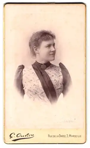 Fotografie G. Ouviere, Marseille, Rue de la Darse 3, junge Dame in hübschem Kleid