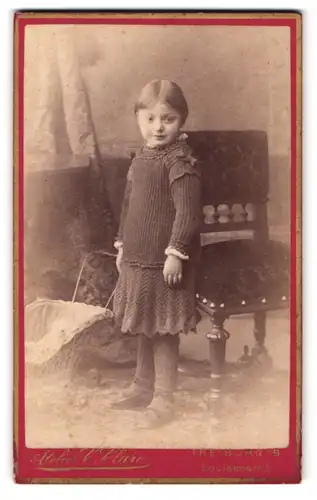 Fotografie Atelier C. Clare, Freiburg, Louisenstrasse 5, Mädchen im Strickkleid