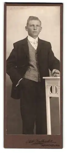 Fotografie Alb. Keilhacker, Taufkirchen, junger Mann im Anzug mit Zigarre