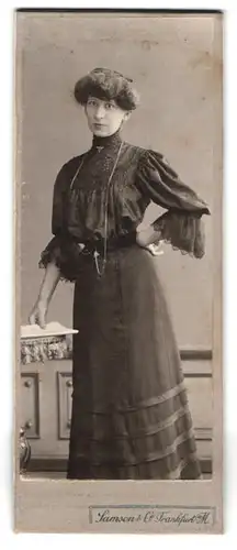 Fotografie Samson & Co., Frankfurt /M., Zeil 46, bürgerliche Frau im taillierten Kleid